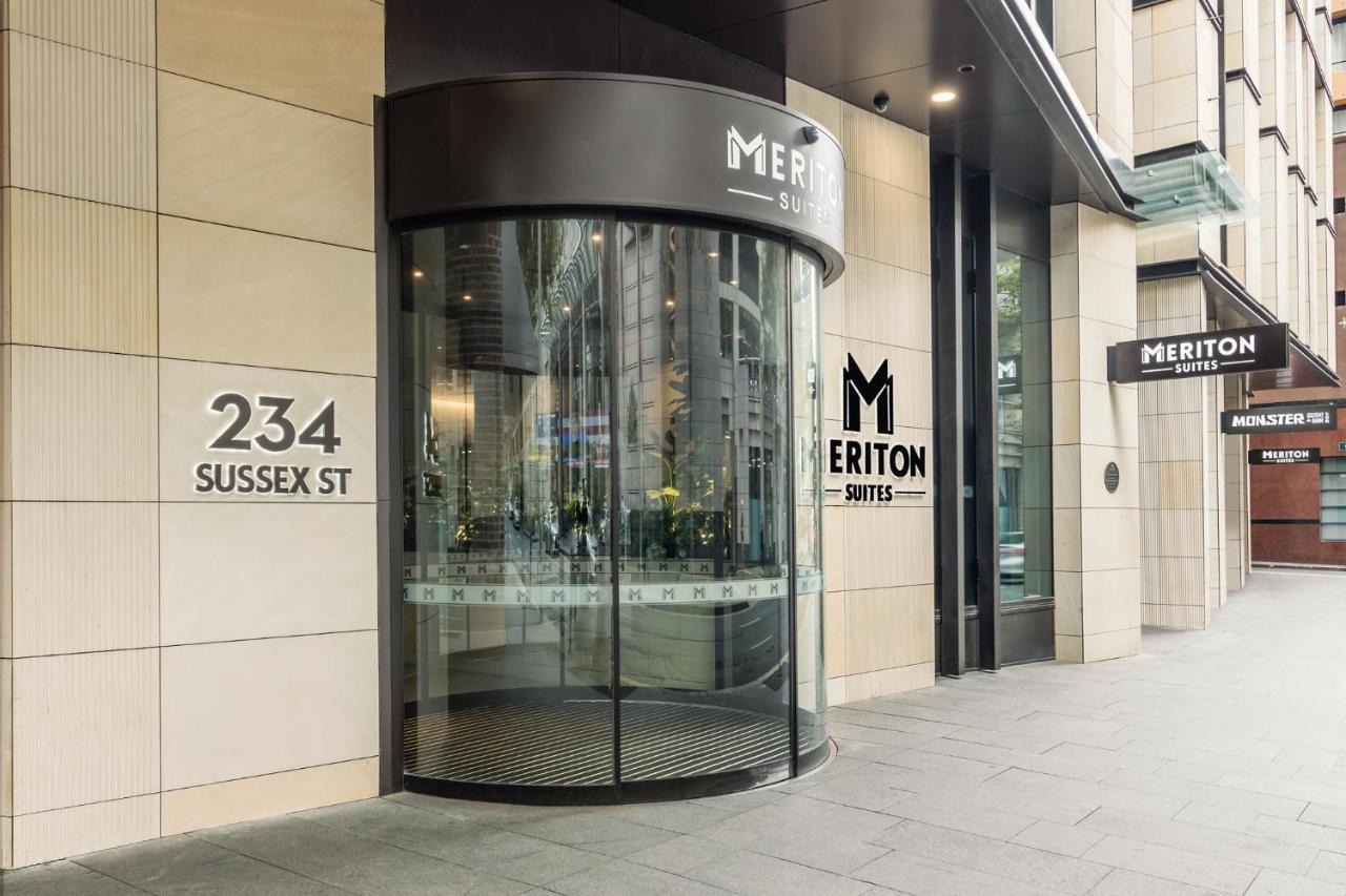 Meriton Suites Sussex Street, Sídney Exterior foto The photo shows the entrance of a building located at 234 Sussex Street. It features a modern glass revolving door, alongside a sign indicating "Meriton Suites." The facade is characterized by a combination of stone and glass elements, reflecting a c