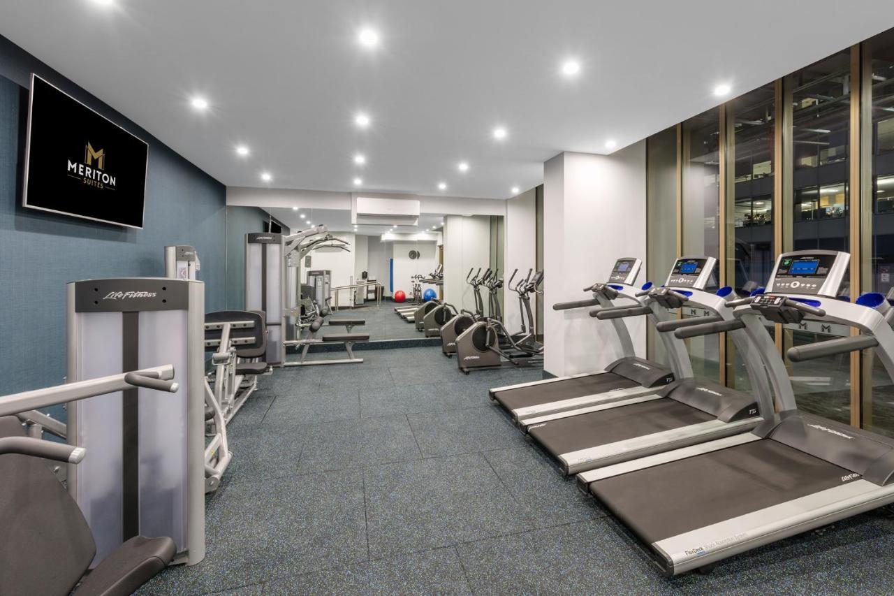 Meriton Suites Sussex Street, Sídney Exterior foto The photo shows a modern gym space. It features various exercise equipment, including several treadmills and elliptical machines positioned along one side. On the other side, there are weight machines and additional fitness equipment. The gym has a c